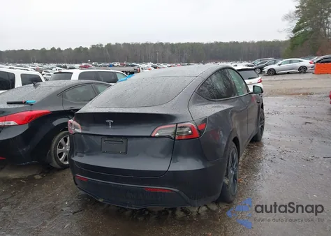 2024 Tesla Model Y Long Range Dual Motor All-Wheel Drive/Rwd z USA, uszkodzony, nr VIN 7SAYGDEDXRF099834